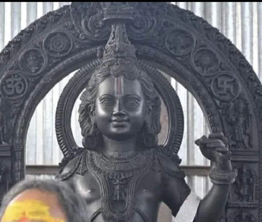GEMvIWlbcAAPdaJ "रामलला" जिस मूर्ति की प्राण प्रतिष्ठा होनी है,उसकी पहली झलक सामने आई।